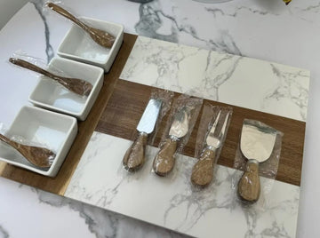 Platou aperitive & branzeturi cu placi din marmura si lemn de acacia