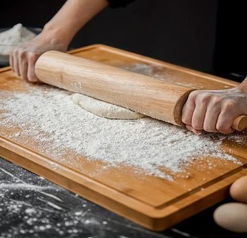 Tocator din lemn de bambus de 43cm cu sant adanc pentru sucuri