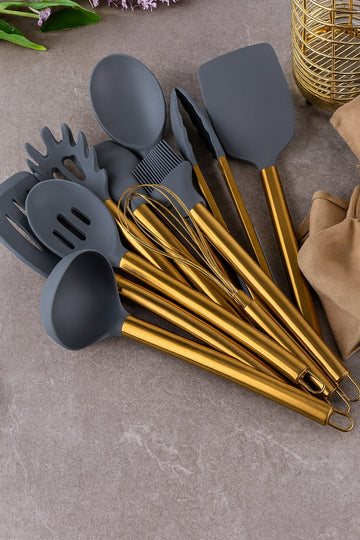 Set 15 piese ustensile de bucatarie din silicon cu maner din otel inoxidabil auriu , suport metalic si accesorii masurare