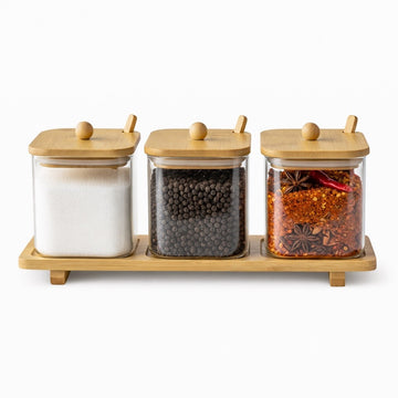 Set 3 recipiente din sticla borosilicata cu capace, lingurite si suport din lemn de bambus
