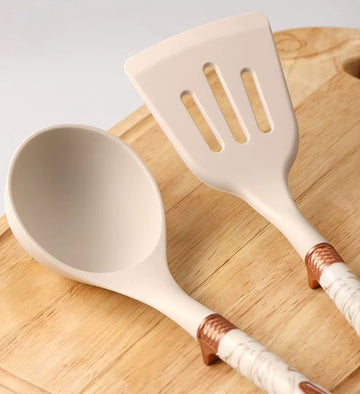 Set 11 ustensile de bucatarie din silicon si suport depozitare crem marmorat si accente bronze