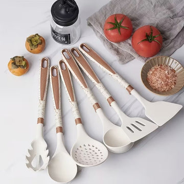 Set 11 ustensile de bucatarie din silicon si suport depozitare crem marmorat si accente bronze